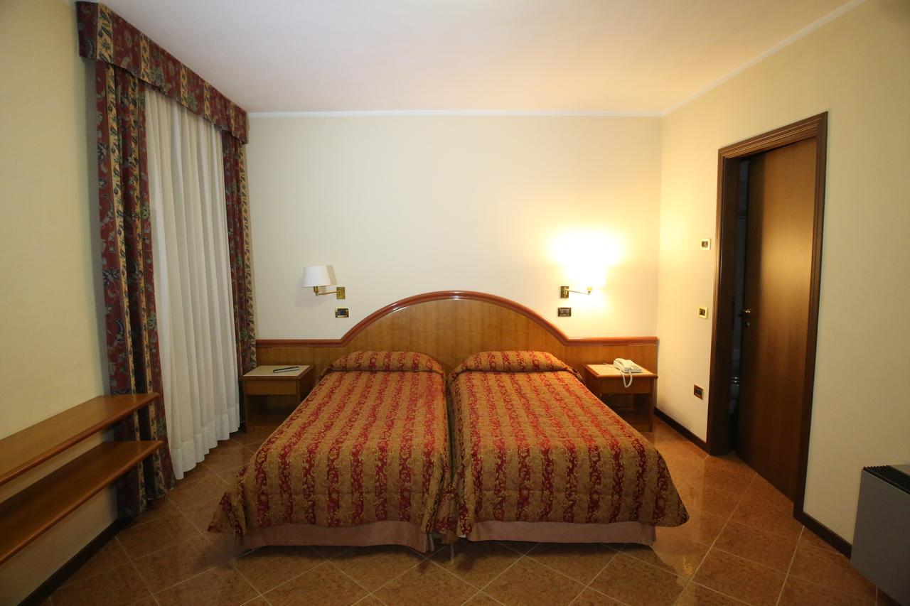 Hotel Paris Castel Goffredo Buitenkant foto