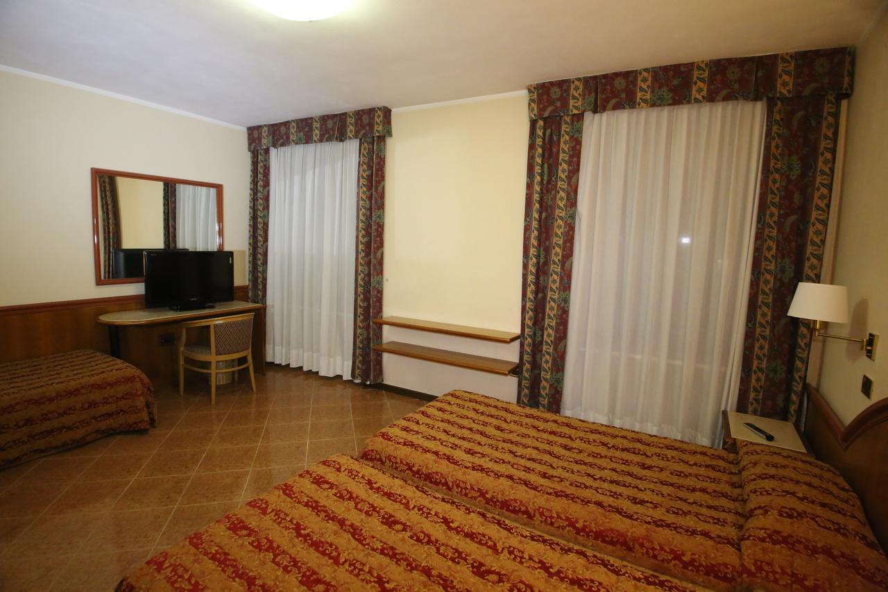 Hotel Paris Castel Goffredo Buitenkant foto