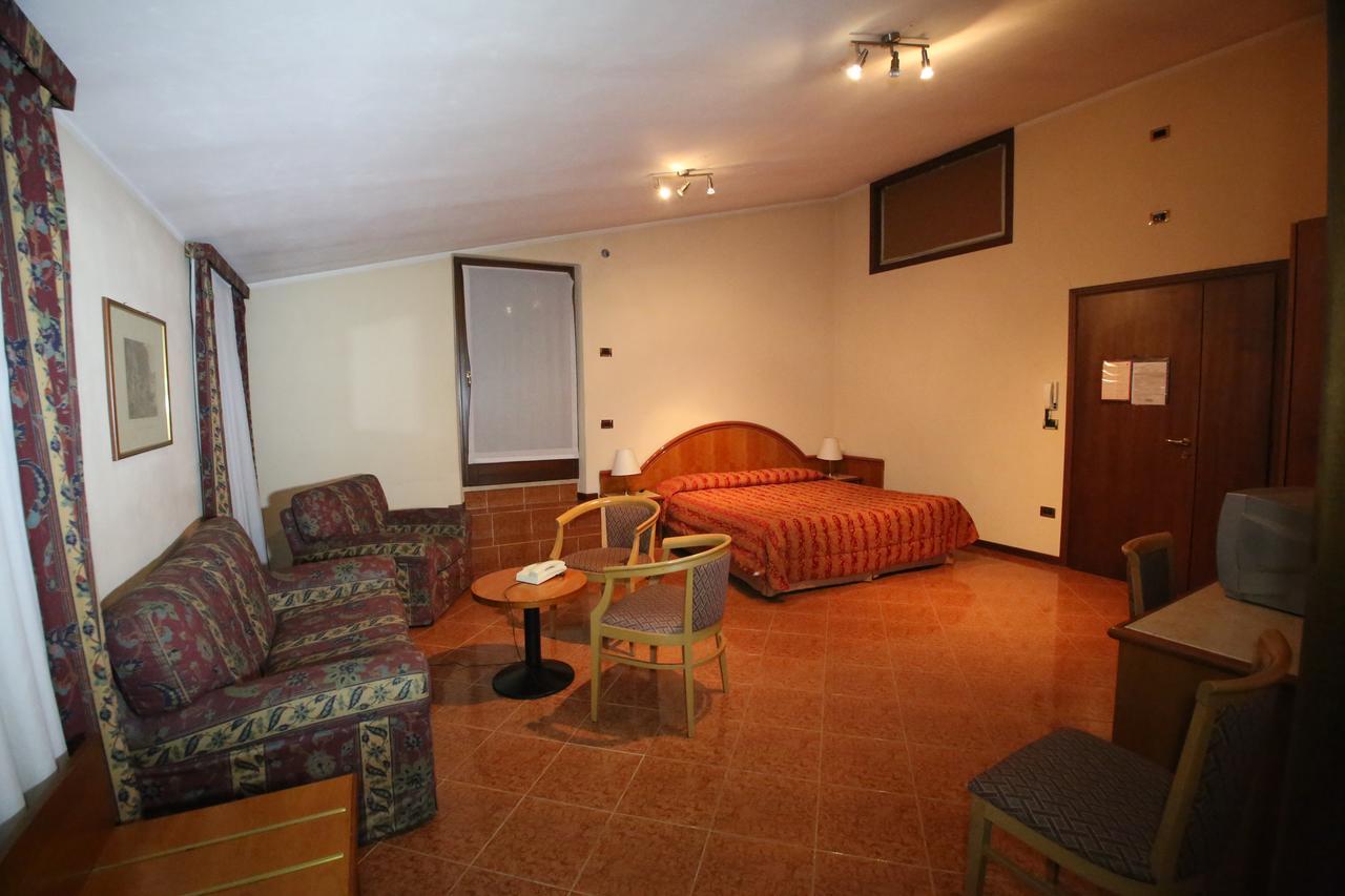 Hotel Paris Castel Goffredo Buitenkant foto