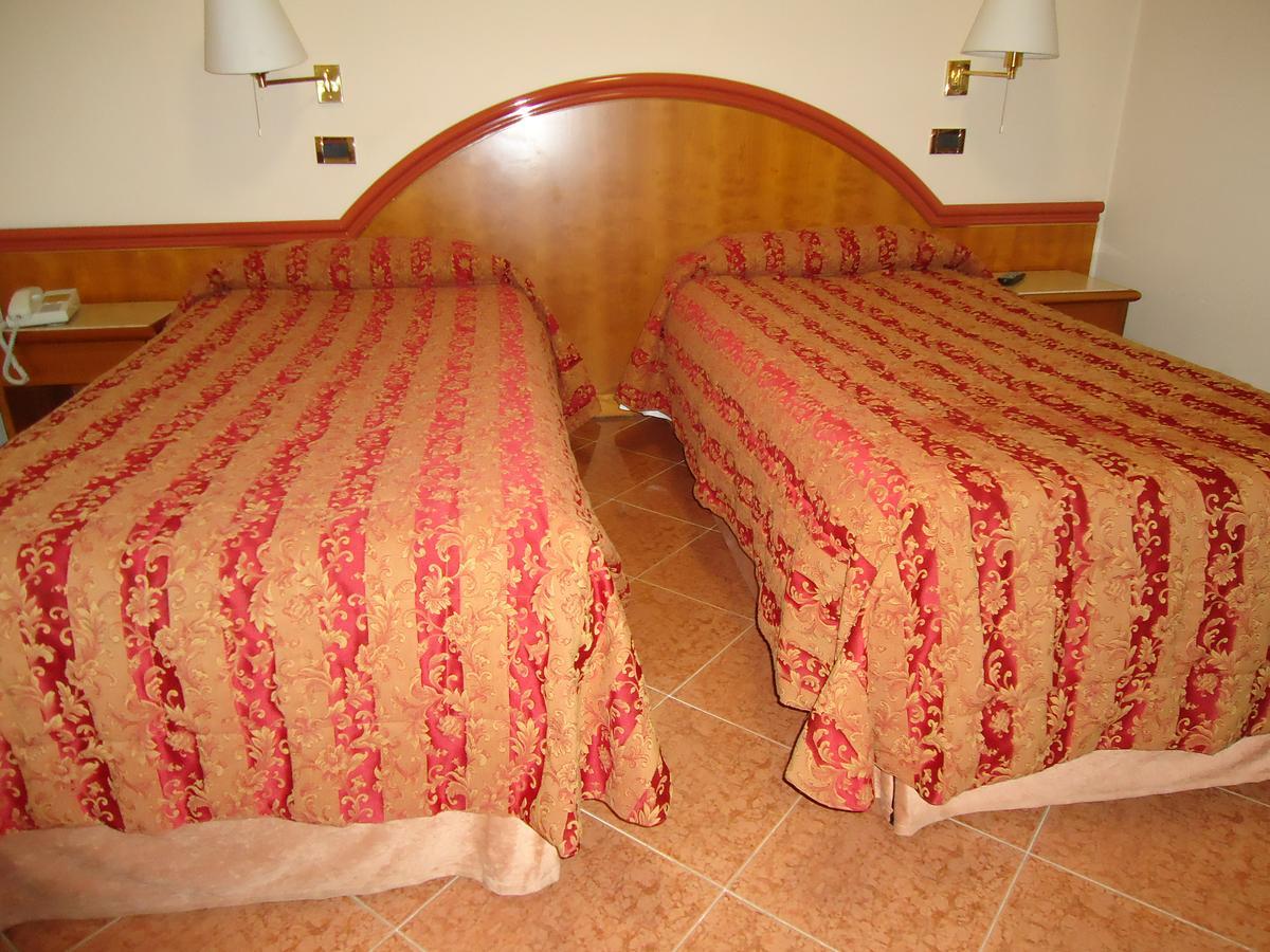 Hotel Paris Castel Goffredo Buitenkant foto